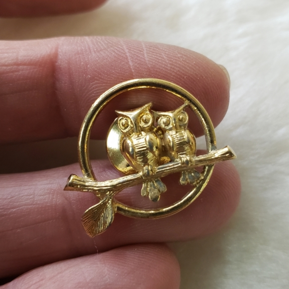 VINTAGE Avon Gold Tone Adorable Owls on a branch Pin Brooch